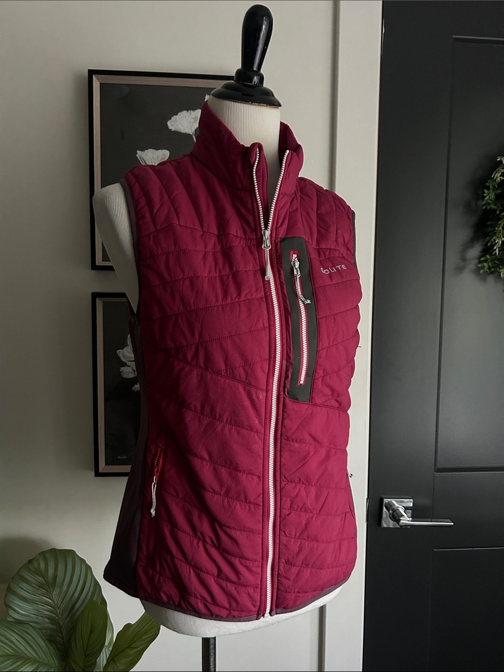 🌺 M light for fall Quilted dark pink plum thin zip up Puffer Vest